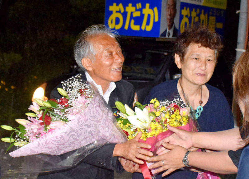 ４選を決め支援者から花束を受け取る小高氏（左）＝６月３０日午後１０時５０分ごろ、長生村岩沼