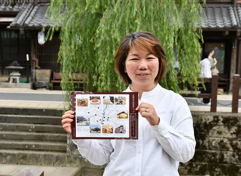実証実験に伴い作製した町歩きマップを紹介する越湖社長=香取市