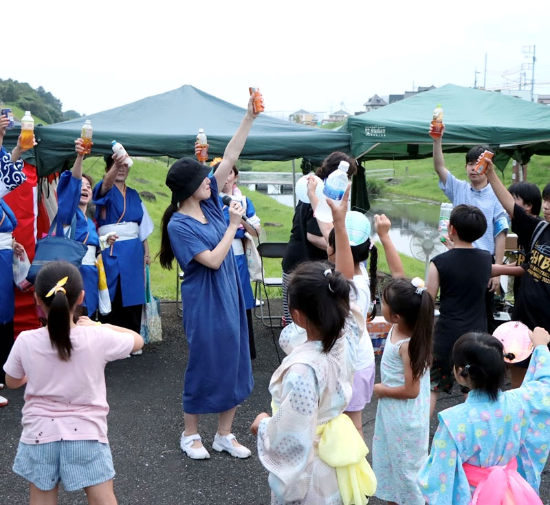 昨年7月に利根運河で行われた「水辺で乾杯」のフィナーレで乾杯する来場者ら=流山市(実行委員会提供)