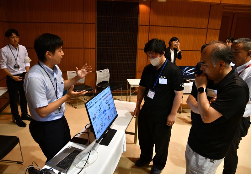 体験会でDXツールの説明を受ける町職員=東庄町公民館
