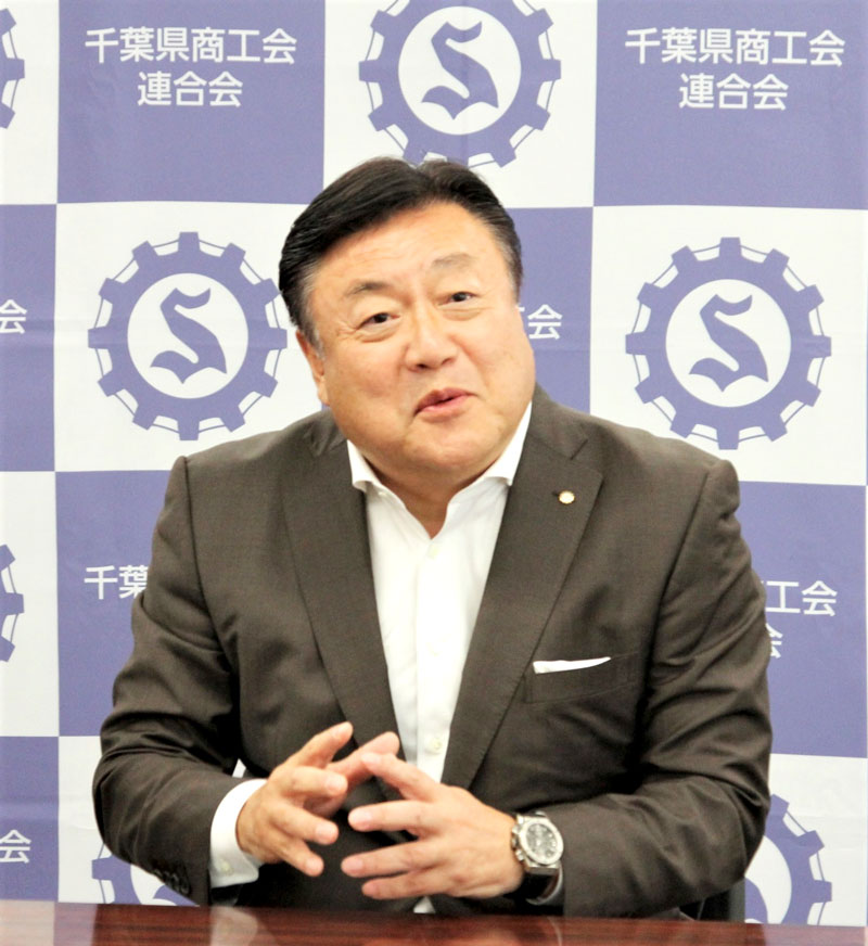 千葉日報社のインタビューに応じる寒郡会長=千葉市中央区
