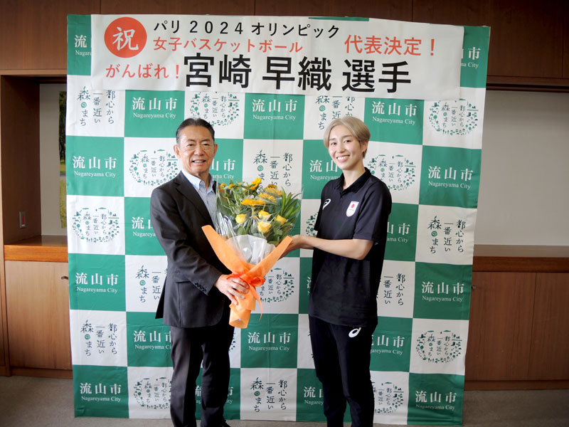 流山市役所を訪れ、井崎市長から花束を渡される宮崎選手＝８日