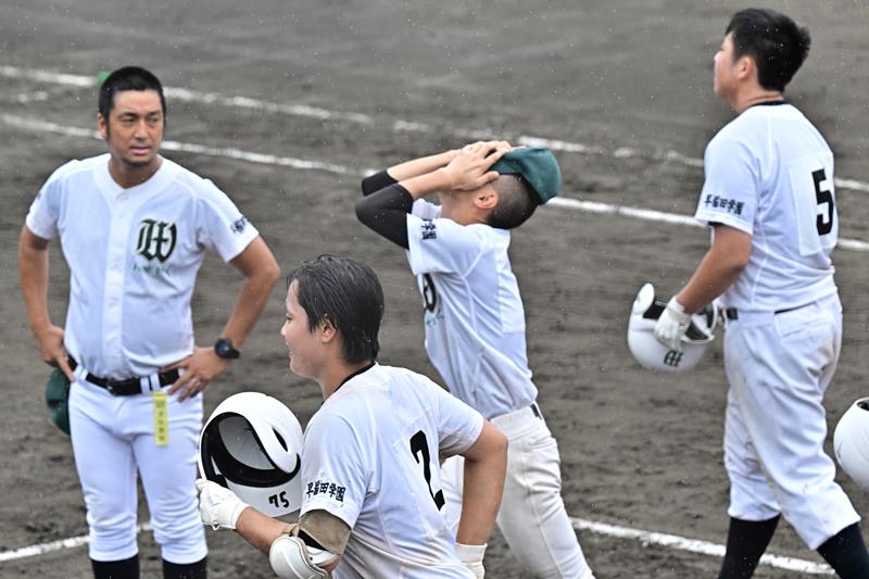 わせがく―西武台千葉 試合を終え悔しがるわせがくの常世田(右)=船橋市民