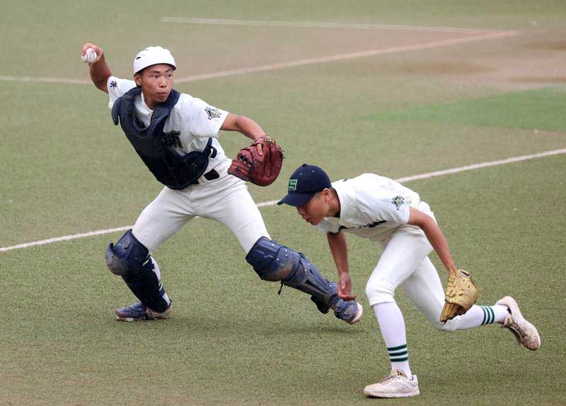袖ケ浦-千葉商大付 1回裏千葉商大付無死二塁、広田の犠打を送球する袖ケ浦の捕手木曽=ゼットエー