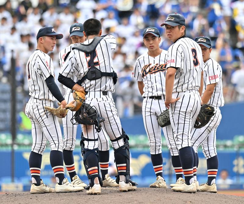 マウンドに集まる葉山（左）ら千葉敬愛の選手たち＝ＺＯＺＯマリン