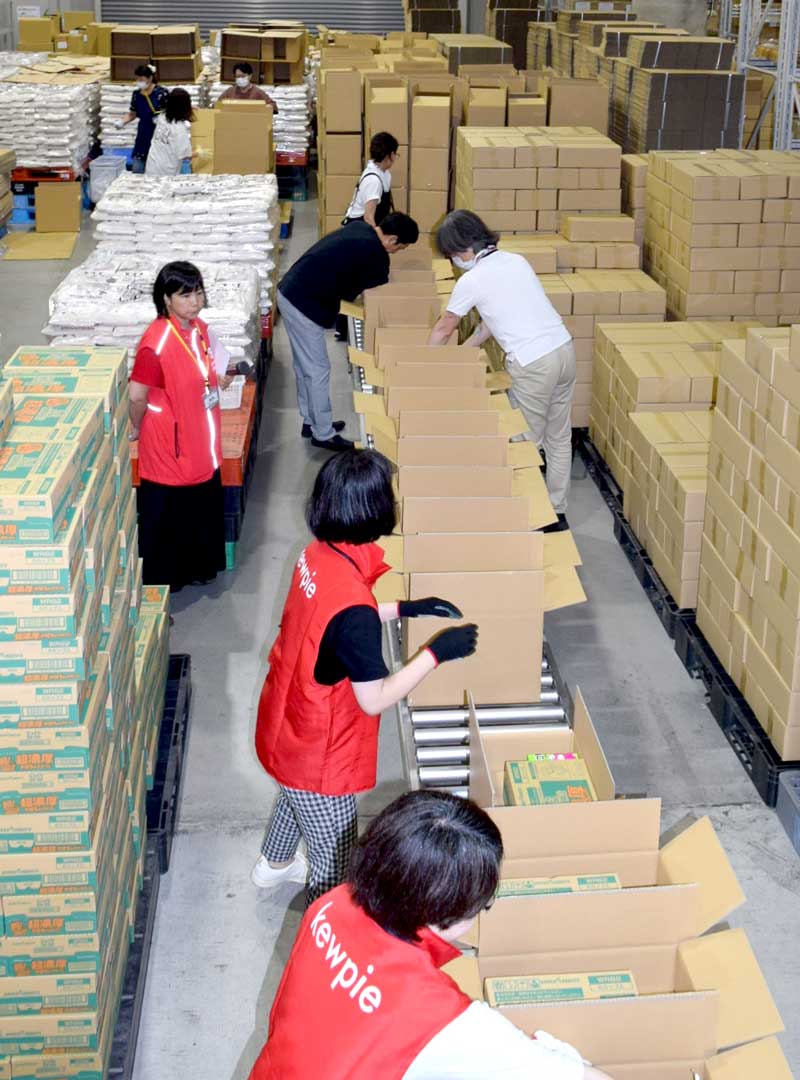 米など食品のこん包作業を行うボランティアら=11日、船橋市内