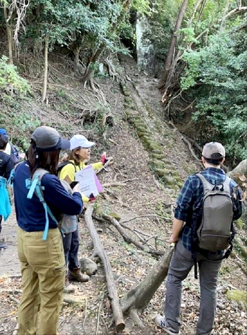 実際に研修生がガイドを務めたモニターツアー＝昨年１０月（鋸山ガイドセンター提供）