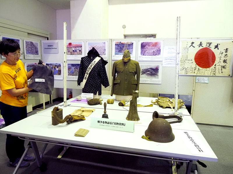 各種資料の展示や戦争体験を聴く会、地域の戦跡巡りなどが続く「平和のための戦争展」=23日、木更津市