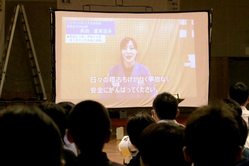 ビデオメッセージで子どもたちを激励する角田選手