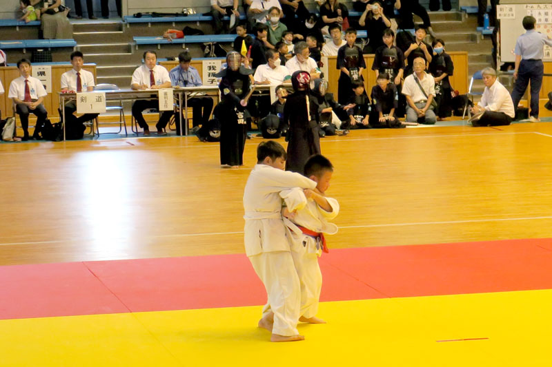 熱戦を繰り広げる子どもたち＝２５日、千葉市稲毛区の県総合スポーツセンター
