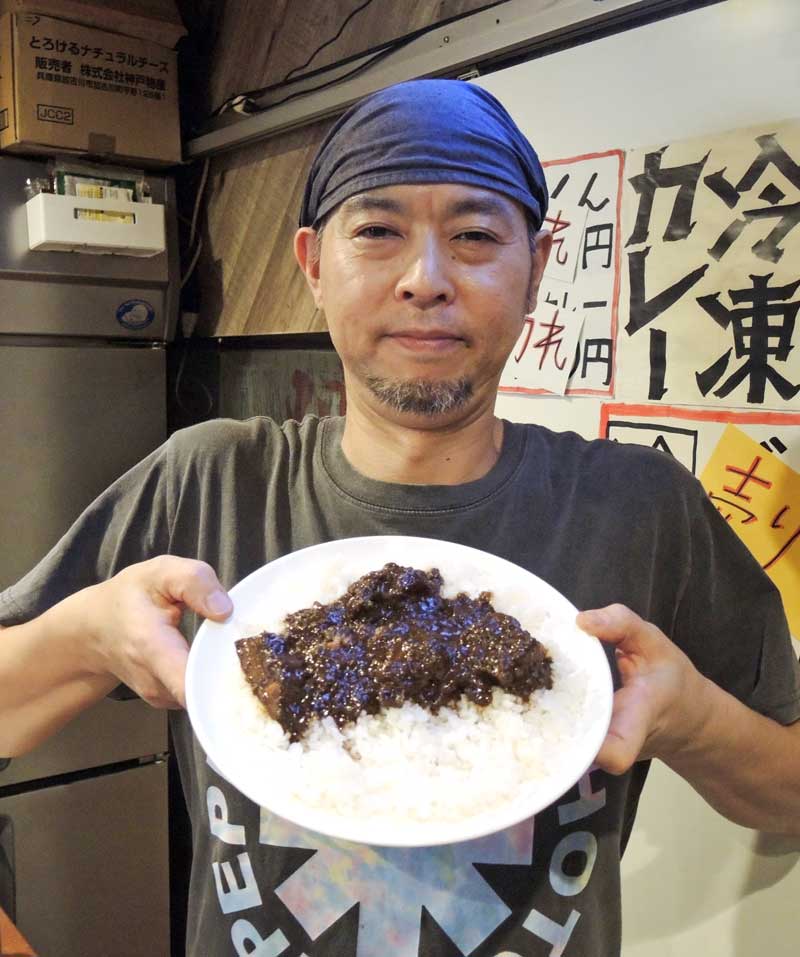 タマネギをとことん炒めて調理した「シャヒジャルカレー」を手にする浅野さん=10日、柏市