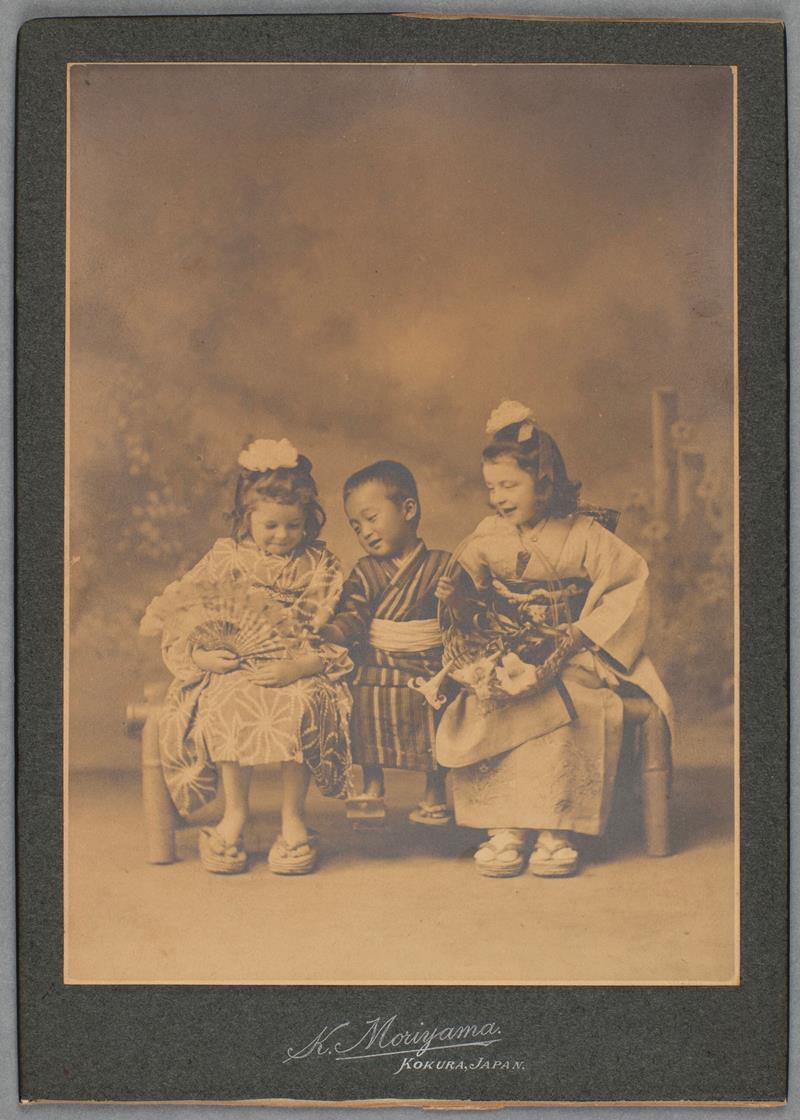 マージョリー、ドロシーと森山家の男の子の写真、森山國蔵写真館で1902年頃撮影(ダラム大学東洋博物館蔵)