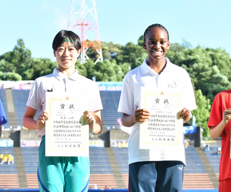 女子200メートルで5位入賞した市船橋・杉本(左)と6位の市川・バログン
