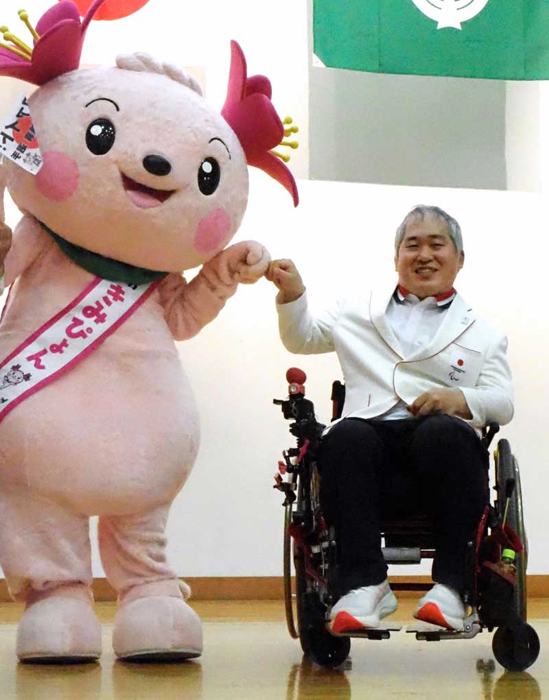 市マスコットキャラクターきみぴょんとグータッチする広瀬選手=5日、君津市