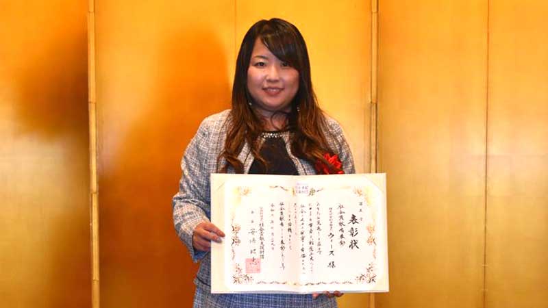表彰状を手にする光本理事長＝東京都