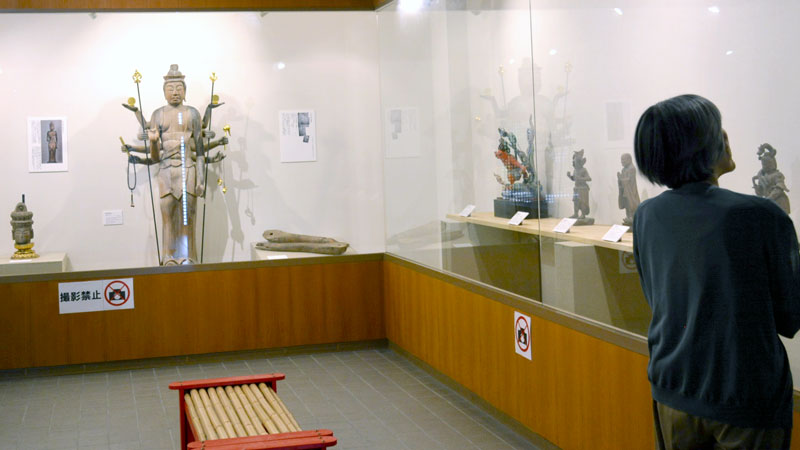 郷土資料館で開かれている企画展「清水寺 秘仏本尊」=いすみ市