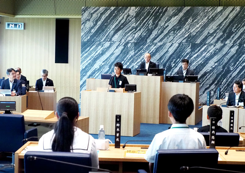 小中学校の代表が市の現状と課題について発表した「子ども議会」＝袖ケ浦市