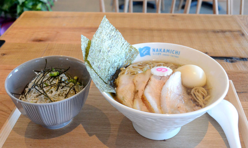 煮干しをふんだんに使った特製のしょうゆラーメン(右)と、ミニしらす丼