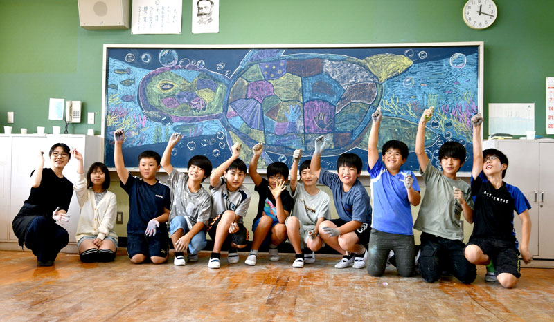 すずきらなさん（左端）と黒板アート制作に挑戦した久賀小の６年生＝多古町