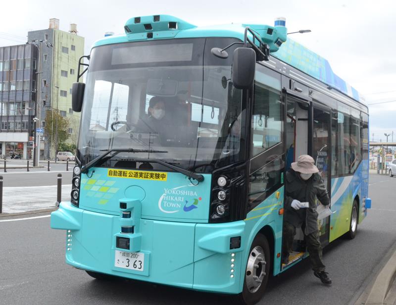 横芝光町で運行している自動運転バス=2月