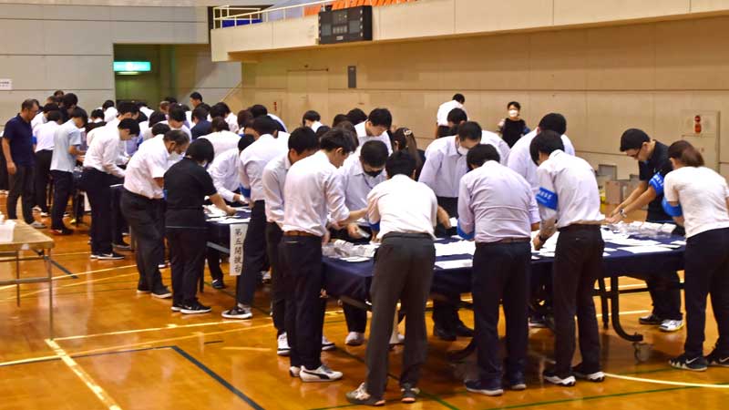 富津市長選の開票作業を行う職員ら=29日午後9時25分ごろ、同市総合社会体育館