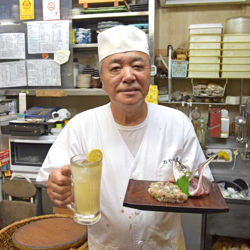 「おやなぎ」の看板商品で房総半島伝統の漁師料理「なめろう」と、八街商工会議所で開発に尽力したジンジャーエールを紹介する小柳さん=八街市