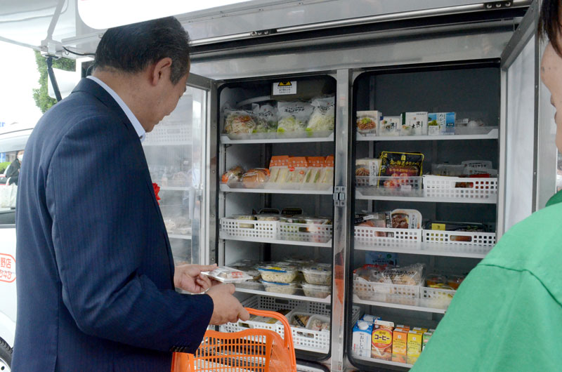 「セブン―イレブン大網白里みやこ野店」が運用する移動販売車。おにぎりやサンドイッチなどが用意される=大網白里市