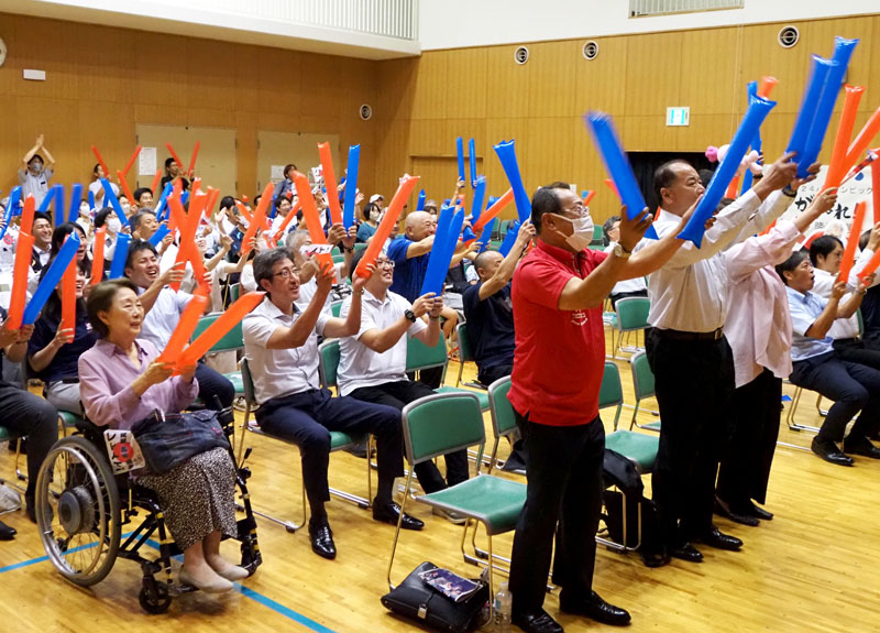 ボッチャ団体で、広瀬選手の3大会連続のメダル獲得が決まり、歓喜に沸く市民=5日、君津市