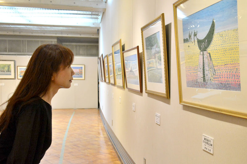 月の沙漠記念館で開かれている豊増良雄回顧展＝御宿町