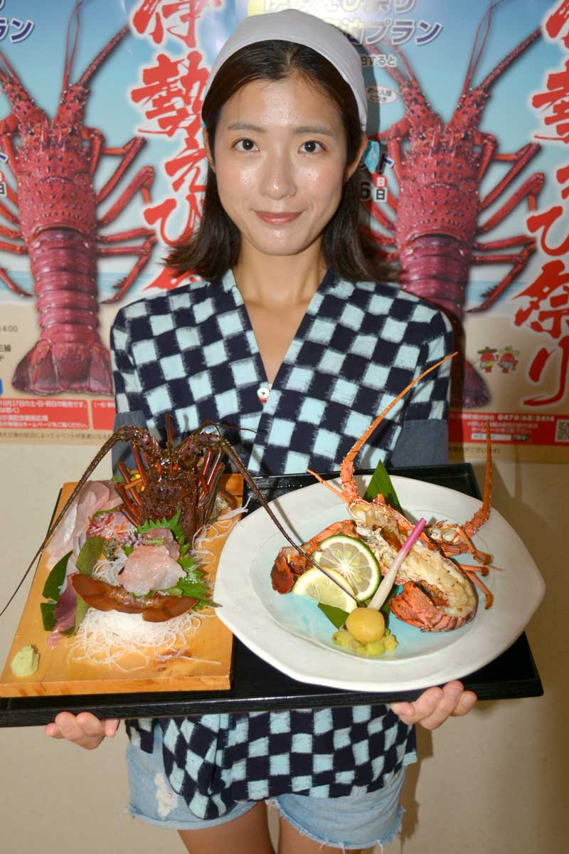 伊勢エビのお造り、鬼殻焼きなどエビのうまさを楽しめる料理を、海女の格好で紹介＝御宿町