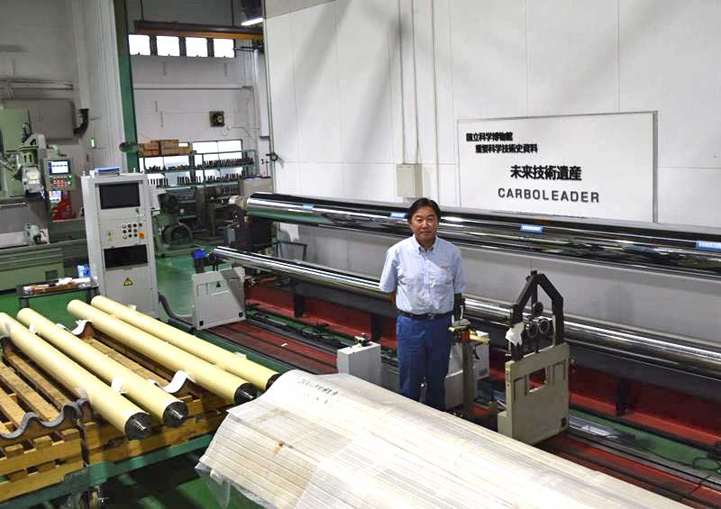 国立科学博物館の「未来技術遺産」に登録された長さ約９．２メートルの高性能カーボンロールは社内で保管されている＝白井市名内