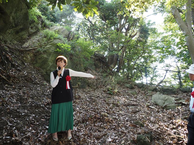 敵を防ぐ二重堀切に立ち、遊歩道を案内する山城ガールむつみさん=富津市