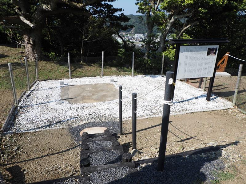 遊歩道を歩いて二の郭に至る四脚門の跡(遺構は地下に保存)