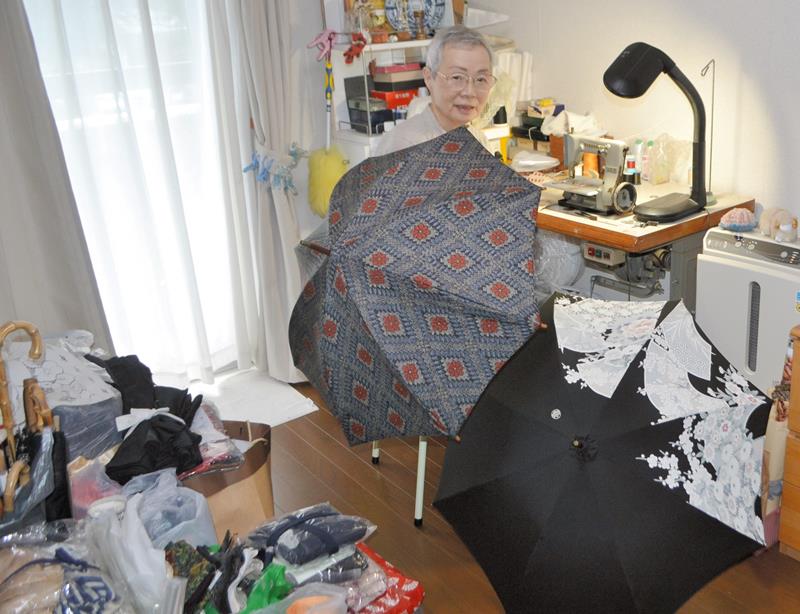 作業場にした自宅の一室で日傘を作る青山さん。小紋や留め袖など、どんな種類でも日傘にできる=千葉市美浜区