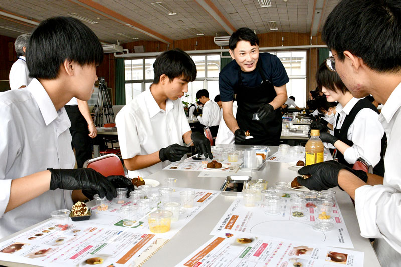 みそ玉の作り方を生徒に教える鎌田さん=19日、香取市の県立佐原高校