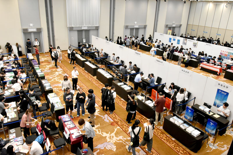各大学がブースを設け、受験生らに入試情報を提供した「大学進学フェスタ」＝２３日、千葉市美浜区