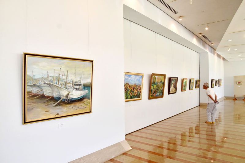 鵜原漁港の風景を描いた油彩画など、会員の力作２７点が並ぶ会場＝館山市