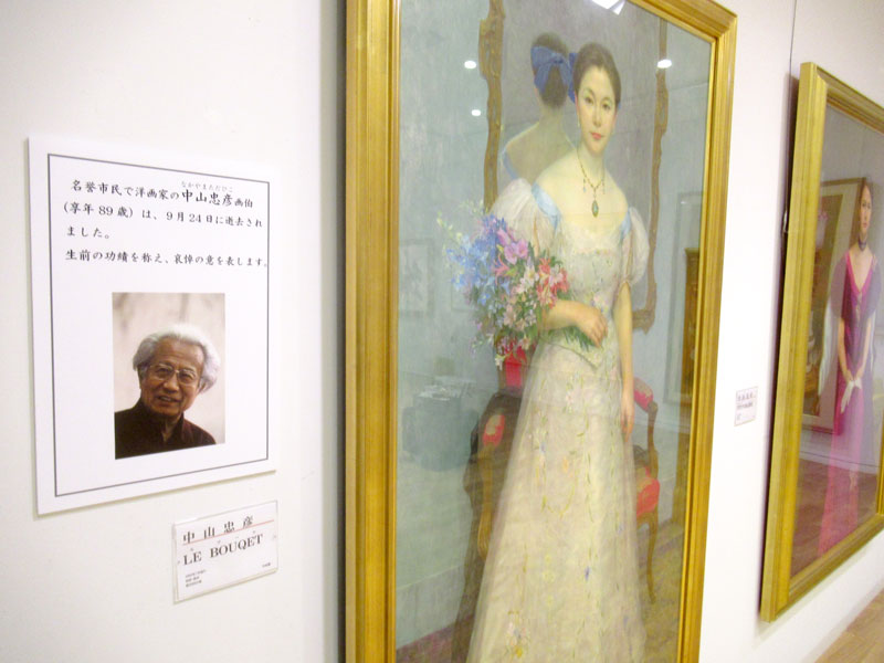 中山忠彦メモリアルギャラリー第１展示室に、中山さんへの哀悼のパネル（左）が設置された。右は中山さんの作品＝２６日、市川市