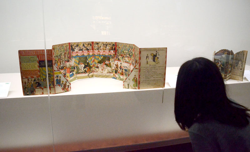 観音開きにして飛び出す馬の絵を楽しめる絵本など、さまざまな作品を展示=東金市