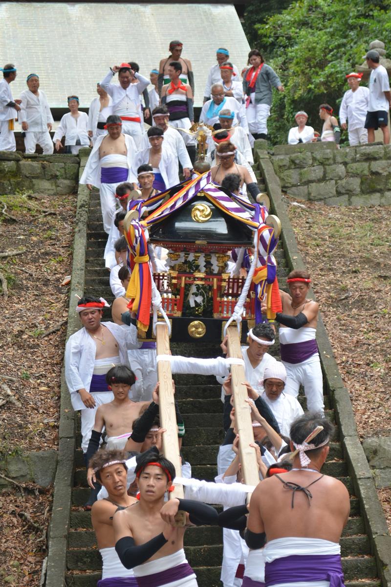 岩和田地区の秋祭りで大宮神社のみこしを担ぐ男衆ら=28日、御宿町