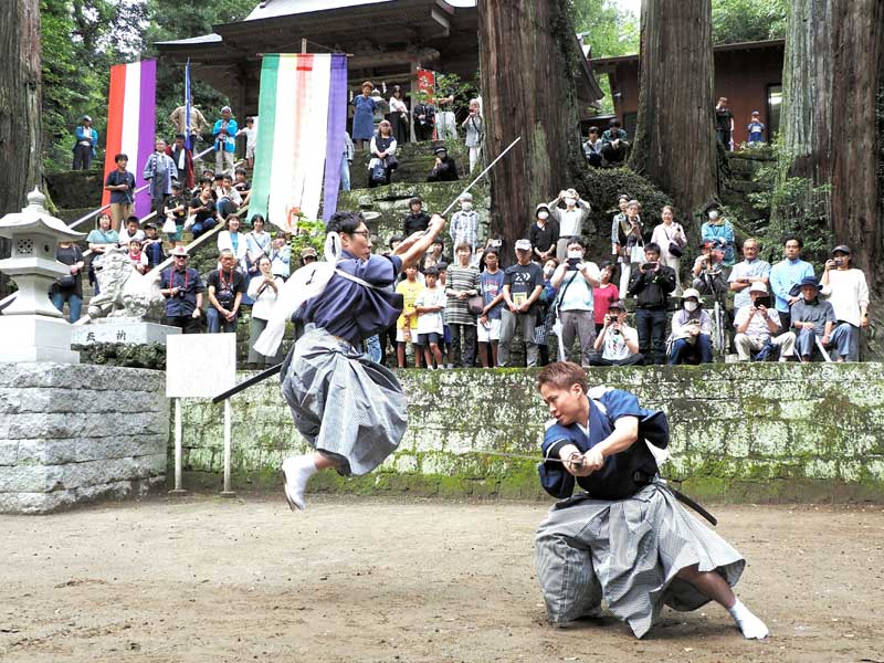 三島神社例大祭で県指定無形民俗文化財「三島の棒術」が奉納された。真剣などを手に気合鋭く披露された技の数々に、見物客から大きな拍手が湧いた=29日、君津市