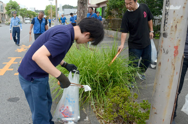 道路でごみを拾う参加者＝東金市