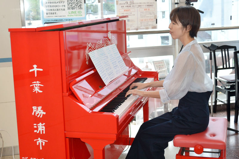 ソロ部門一般の部で優勝した梅津さん=28日、JR勝浦駅