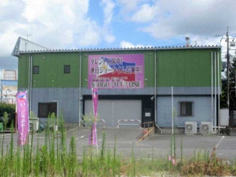 不法就労助長の疑いで経営者らが逮捕された店「ステージフィフティワン」（千葉県警提供）