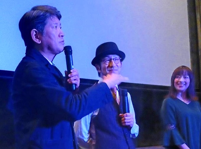 舞台あいさつをする長谷川さん（左）＝千葉市中央区