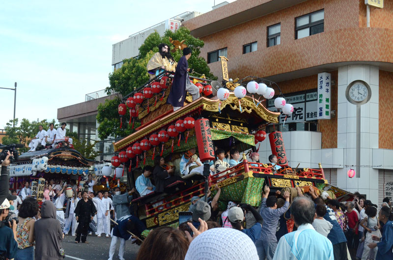 日吉神社連合祭典に参加する市内各地区の山車や屋形。10年ぶりの開催に先駆け、今年8月の「ヤッサ東金祭」の会場に集い、祭りを盛り上げた