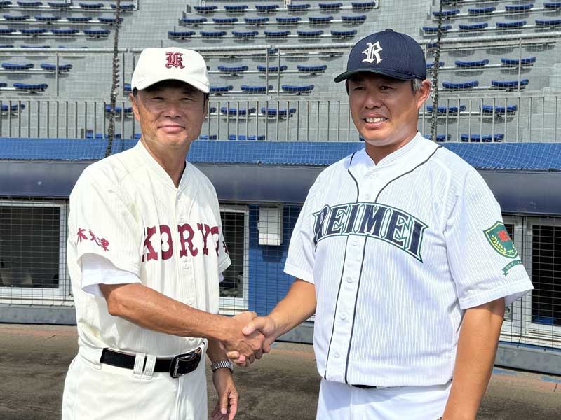 握手を交わす拓大紅陵の坂巻監督(左)と千葉黎明の中野監督=県総合SC