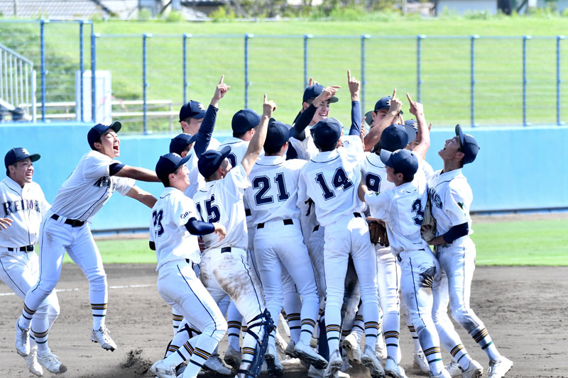 秋季県高校野球大会で初優勝し、マウンドに駆け寄る千葉黎明の選手たち＝県総合ＳＣ