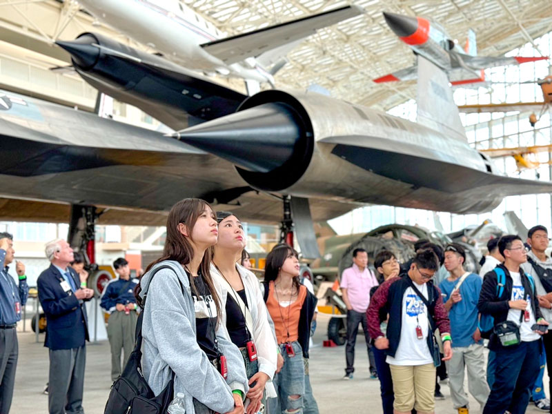 米国の航空博物館で見学する成田市の高校生（成田市提供）