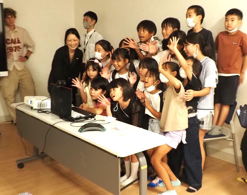 ウクライナの子どもたちとのリモート交流を楽しむ児童ら=君津市